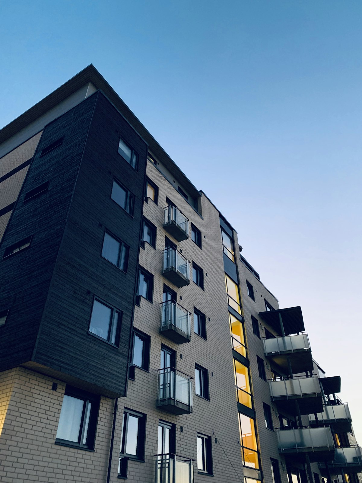 Condominio de edificios residenciales modernos con áreas verdes